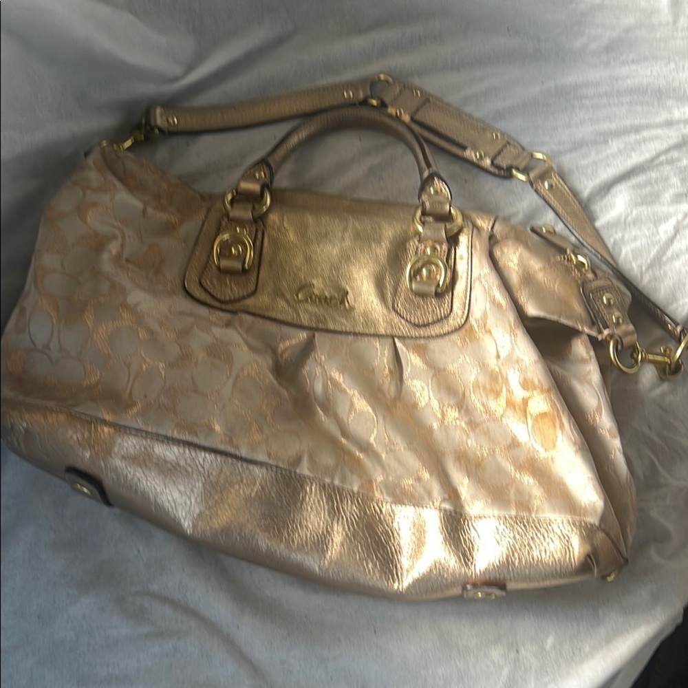 Coach Gold Women's Bag
Jroseburgh89@gmail.com